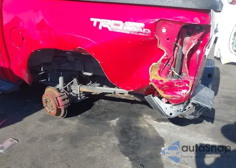 2010 Toyota Tundra Grade 5.7L V8 z USA, uszkodzony, nr VIN 5TFDY5F18AX139955